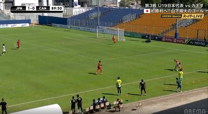 U-19日本代表戦で小競り合い勃発→主審が慌てて仲裁 18歳新鋭FWの“強気な振る舞い”にファン反応「気持ち入ってるな」 2枚目