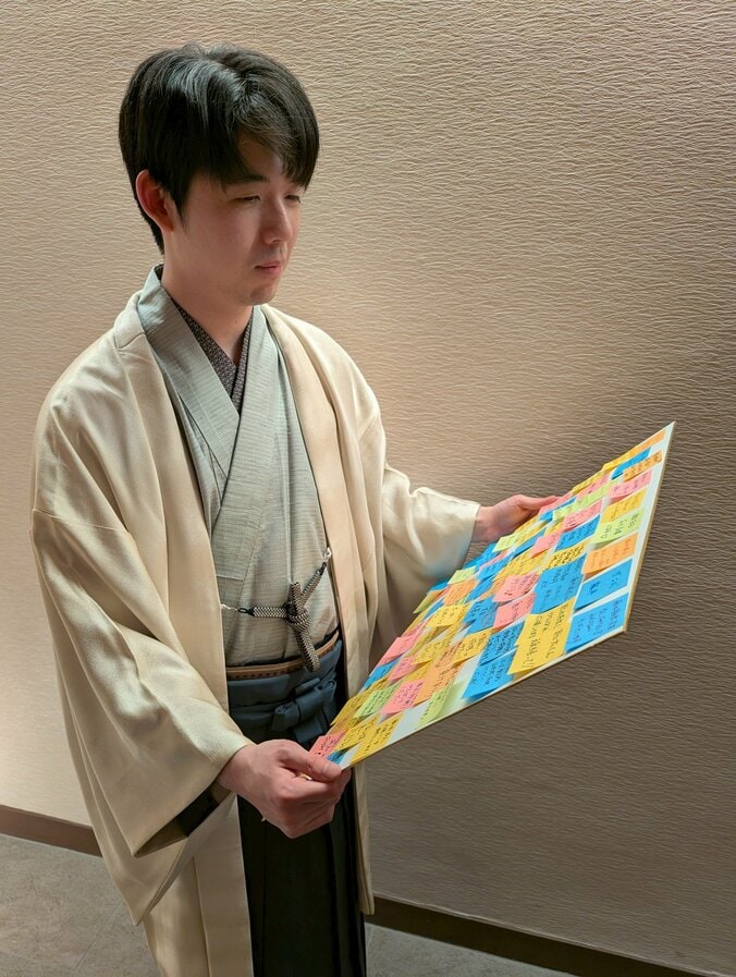 メッセージを読み込む藤井棋王（4/5）