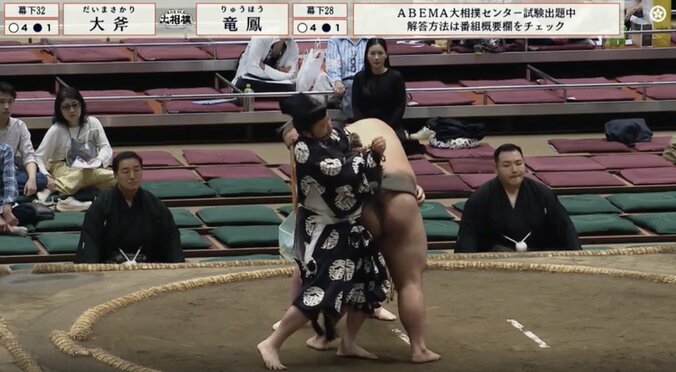 「動くな!」熱戦の最中に行司が取組を中断 あわやのハプニングに約40秒“待った”…声荒げ、緊張走る一幕も 2枚目