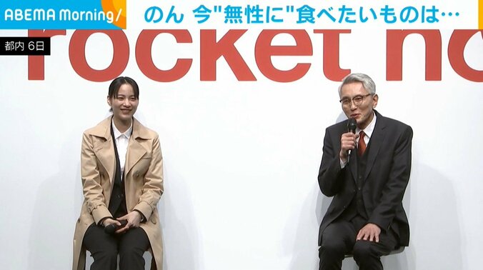 のん（32）と松重豊（62）