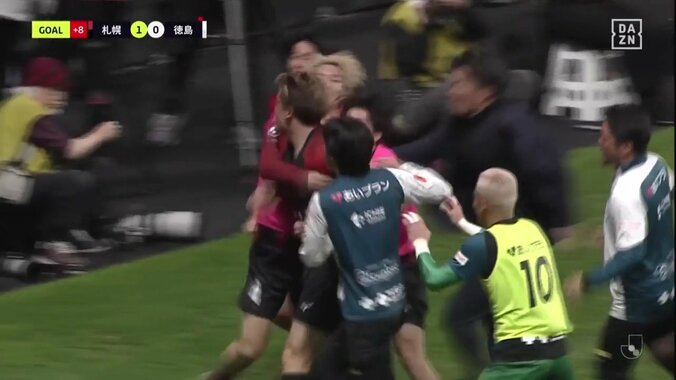 【映像】岩政監督、劇的ゴール⇒50m大爆走で選手の元に突っ込む瞬間