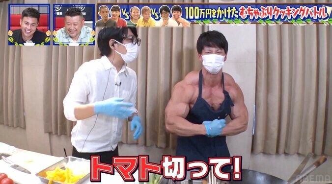 長ネギの荒みじんは素手で、トマトは握りつぶす！ボディビルダー横川、筋肉パワーで麻婆トマトを作る 3枚目