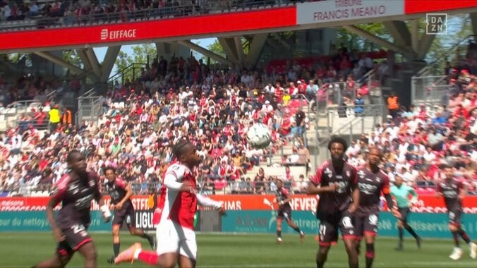 相手のファウルスローから“僅か4タッチで”劇的ゴラッソ！ 中村敬斗の同僚が放った衝撃ボレーにスタジアム沸騰 3枚目