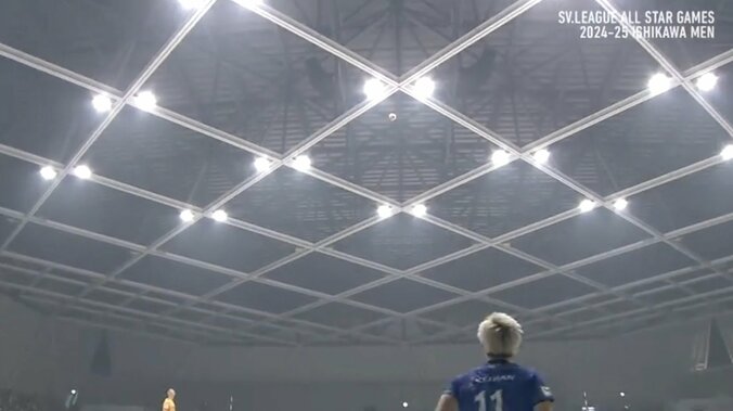 ボールは高々と天井付近へ