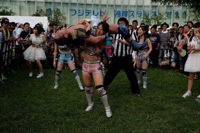 アイドルにも容赦はしない！アプガ（プロレス）に路上プロレスの洗礼　男色ディーノの「地獄門」に全員ダウン 3枚目