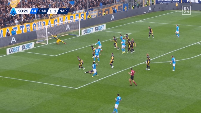 「弾き負けない」鈴木彩艶、“超弾道シュート”をビッグセーブ！強豪ナポリを封じて元日本代表GK＆地元メディアが称賛 3枚目