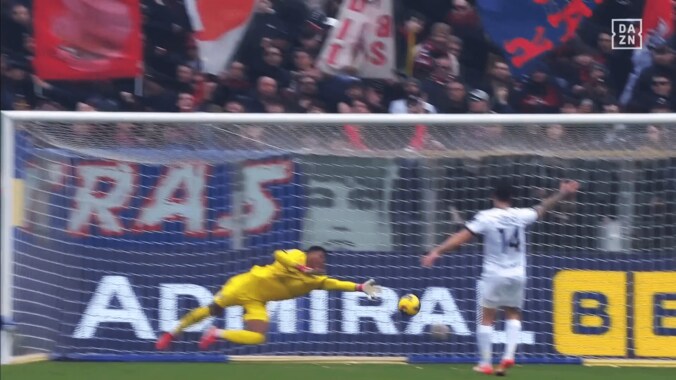 「えぐすぎ！」鈴木彩艶、“爆速反応”で5m至近弾を完全セーブ「リアクション良すぎる」「それ止めるか」日本代表GKが左手一本で魅せた瞬間 4枚目