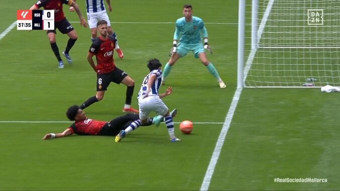 「1人だけ別次元」久保建英、相手2人を翻弄する“足裏ドリブル”が話題「なんでもありだな」超絶タッチで転がし急発進→縦に切り裂いた衝撃テクニック 3枚目