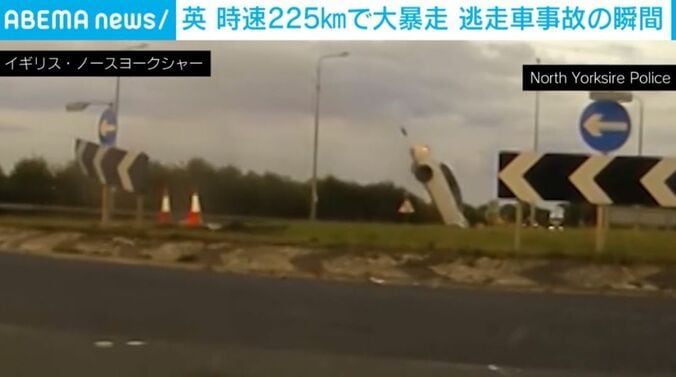 地面を転がる車