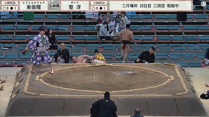 力士が走る、走る…！「あんなところまでw」升席のファンもお口“あんぐり” 熱戦直後に親方も思わず振り返る“珍光景”に館内笑い  2枚目
