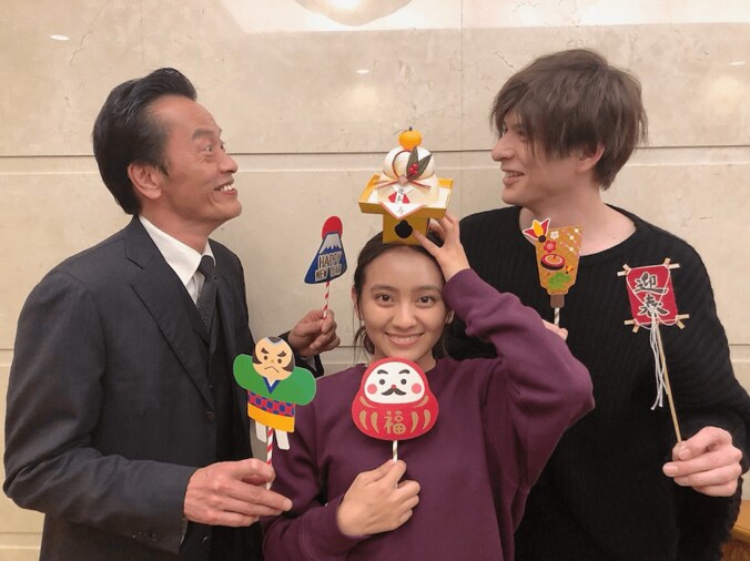 岡田結実、遠藤憲一と城田優が笑顔で見つめ合い　劇中ではありえない“レア写真”披露 1枚目