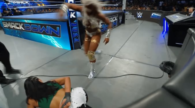 間一髪で避けられ、ミチンは悶絶