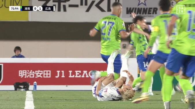 「カードないのかい！？」「ガキ使ちゃうねんから」広島DF、アフターで“無慈悲”なタイキックを受け激昂「そりゃ怒るわな」 5枚目