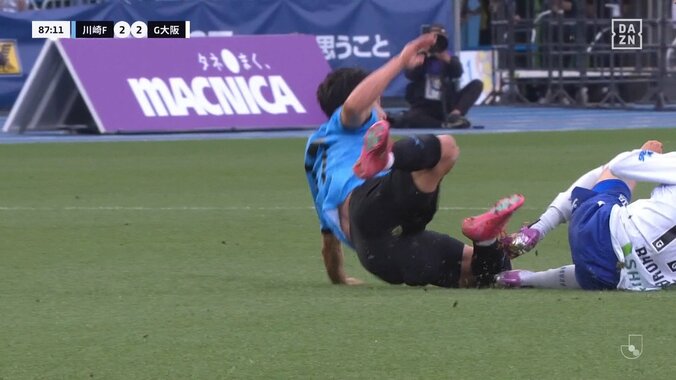 「レッドだろ！」「最悪のファウル」背後からの“蟹ばさみタックル”に選手激昂→一触即発「めっちゃ怖い」カード覚悟の危険スライもイエロー判定でファン不満爆発 4枚目