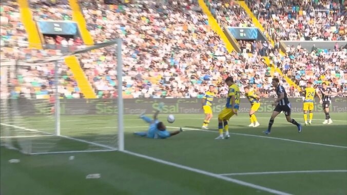 鈴木彩艶、“神の指”セーブで大ピンチ凌ぐ ビッグプレーで勝利に貢献「パルマを救った」「ワールドクラス」称賛やまず 4枚目