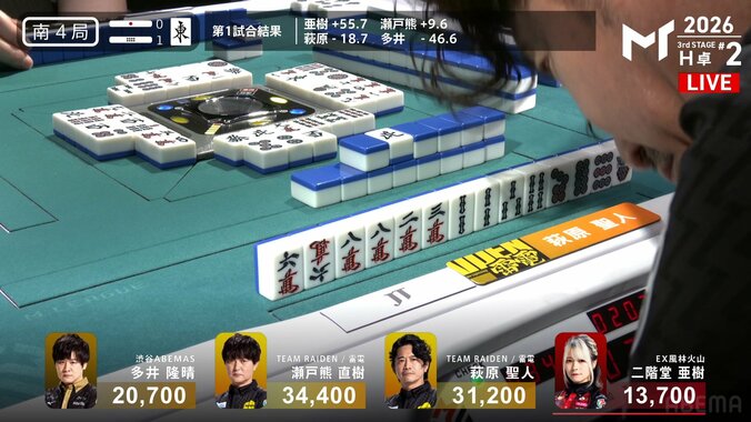 顔と牌がぎりぎり、数センチ！萩原の熟考シーン（別カット）