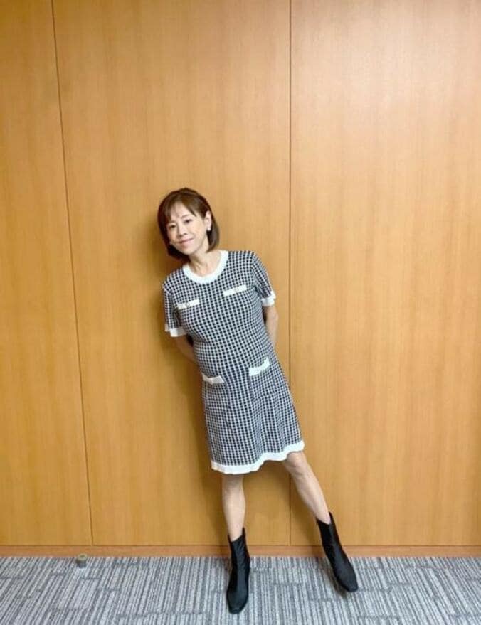  高橋真麻、珍しく足を出した衣装姿を公開し「細いし綺麗」「美脚！」の声  1枚目