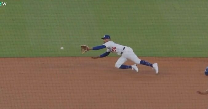 【写真・画像】球場騒然！ 大谷翔平、爆速ヒットで“まさかの光景”「そりゃビビる」弾丸ライナーが“頭上通過”→相手投手のリアクションが話題に「すごい音だな」　1枚目