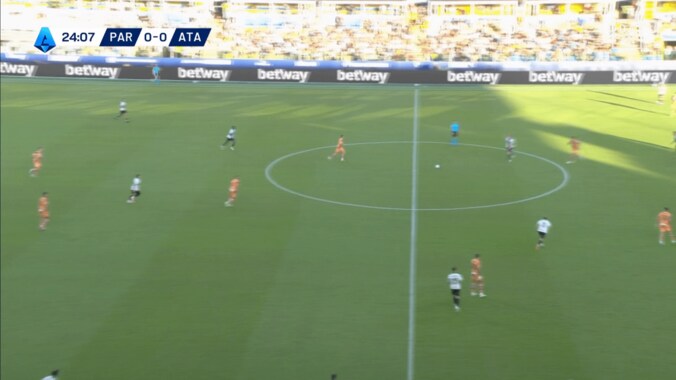 「えぐい！」鈴木彩艶の“超低空高速パス”にファン騒然「うまいなぁ…」「実質ボランチ」元日本代表GKも絶句した瞬間 4枚目