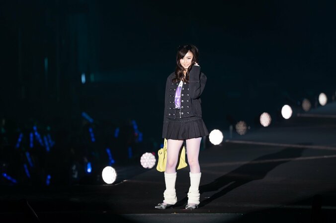 長浜広奈の“ほっそり美脚”