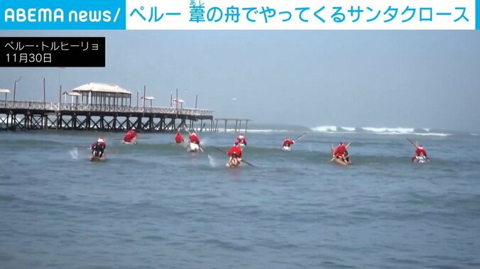 海に向かう漁師サンタら