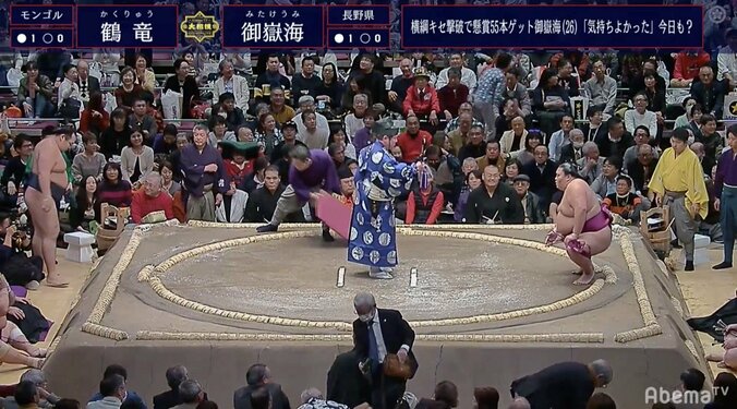 御嶽海、初日から2横綱を撃破！　稀勢の里に続き鶴竜を下す　館内には座布団も 1枚目