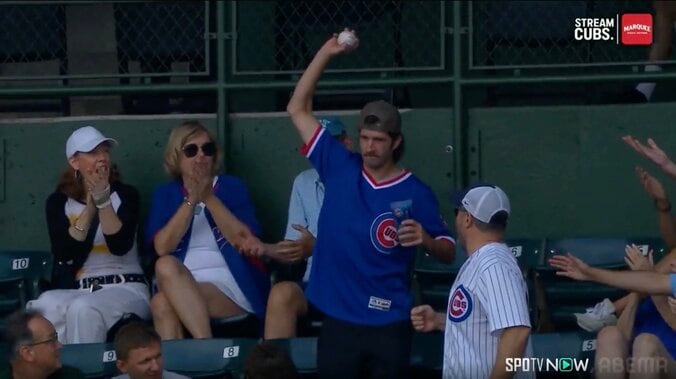 鈴木誠也の打球をカブスファンが素手でキャッチ！ 観客席の“ビッグプレー”に実況「イエス！イエス！」球場どよめき 3枚目