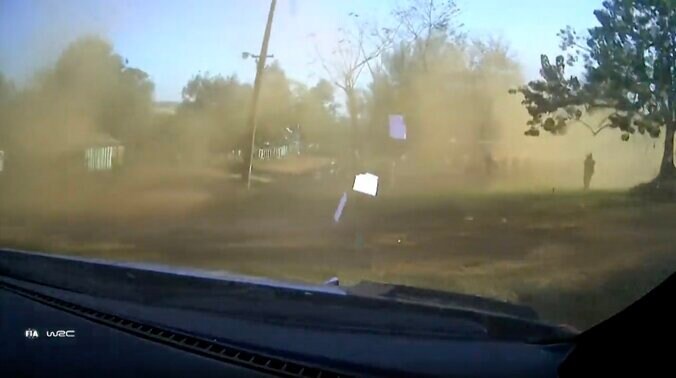 “知的な王者”もブチギレ！ 世界最速ラリー車が標識をぶっ壊した「ワイルドな瞬間」が話題 ドライバーは放送禁止用語で怒り心頭 4枚目