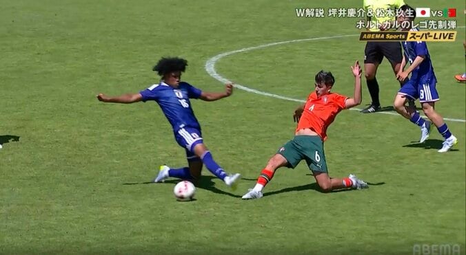 「VARなくて助かった」U-19日本代表MFが激しいディフェンス→主審流すも捉えた光景に「レッドでもおかしくなかった」の声も 2枚目