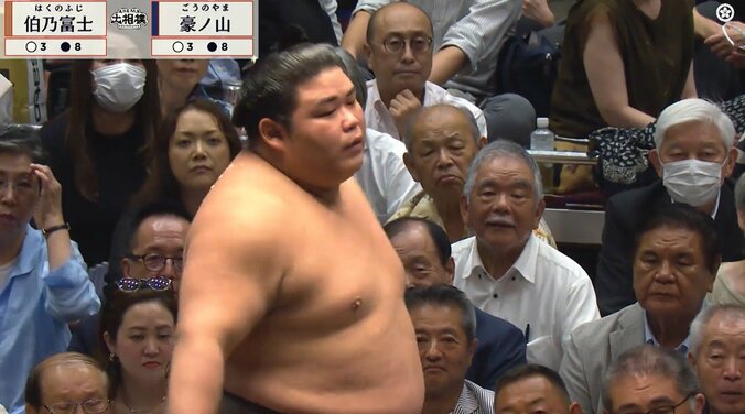 立ち合い直前で“奇声”、伯乃富士が“待った”でほっこり珍光景「あれ、おっちの肩に…」一体、何が? 2枚目