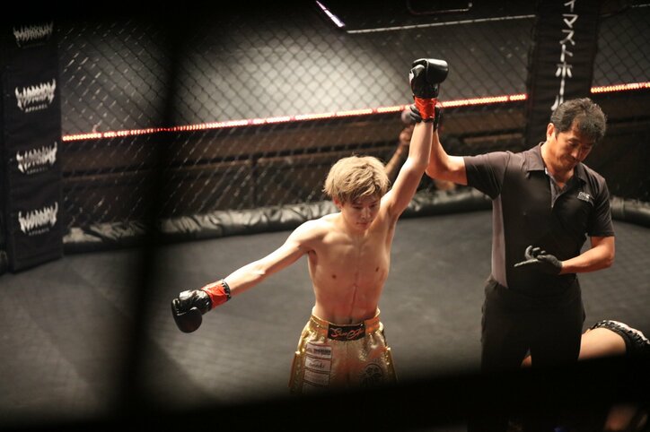 “しょあ”こと有井渚海が「Road to ONE 3rd」でTKO勝ち 観戦した恋ステメンバーが祝福