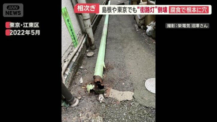 折れた街路灯の両側には住宅が