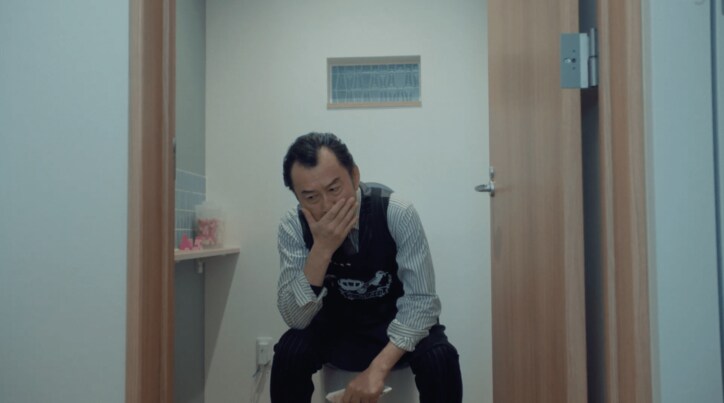 【写真・画像】「やはり不倫？昼顔不倫！？」春田(田中圭)のキス現場を目撃した家政婦・武蔵(吉田鋼太郎)、隣家への潜入を決意　2枚目