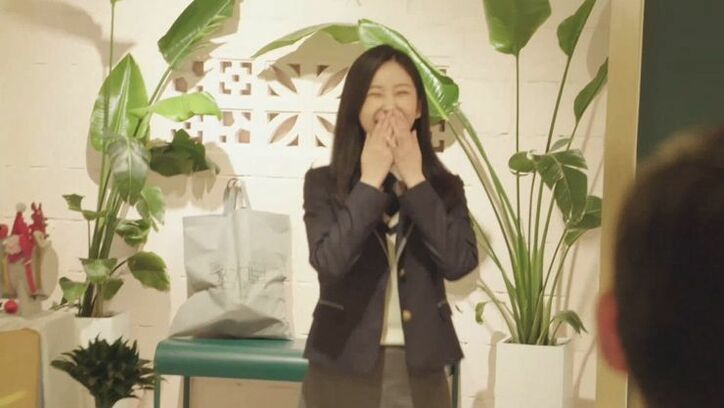 一番人気の美女から制服デートのお誘い！クール男子、最初は照れるも可愛すぎて完全に虜に…