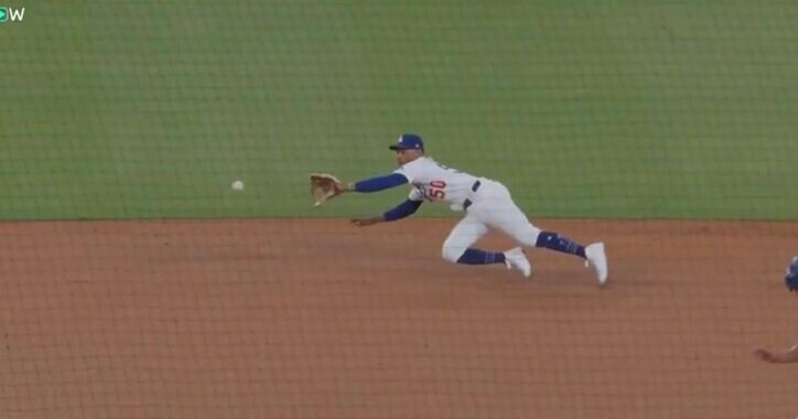 【写真・画像】球場騒然！ 大谷翔平、爆速ヒットで“まさかの光景”「そりゃビビる」弾丸ライナーが“頭上通過”→相手投手のリアクションが話題に「すごい音だな」　1枚目