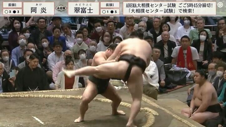 「なんかぴょんぴょんしたね」「阿炎ステップ」2回連続の立ち合い変化で土俵際に追い込まれた力士の姿に相撲ファンが熱視線