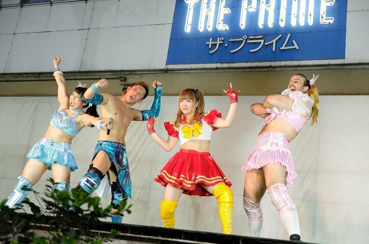 “筋肉アイドル”才木玲佳 vs.“クビドル”伊藤麻希、路上プロレスで激闘!伊藤、決死のダイブも才木のタワーブリッジ炸裂
