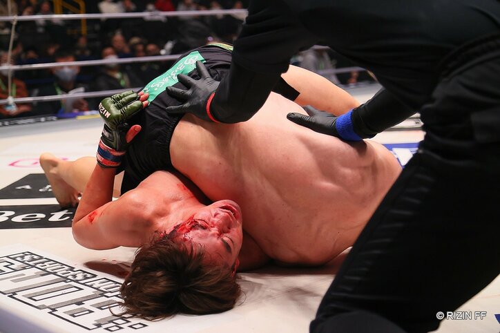 あわやリング下に転落…“やんちゃすぎる”勝利の舞に「危ない、危ない」実況驚き 「セコンドが壊れる」視聴者ざわめき