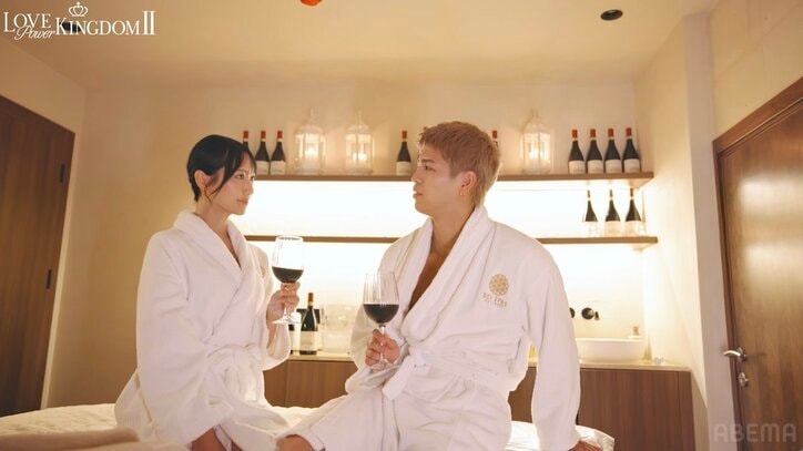 【写真・画像】お風呂で密着し理性狂わせるキス…9頭身レースクイーン、上目遣いで「ドキドキしてる」「好き」　2枚目