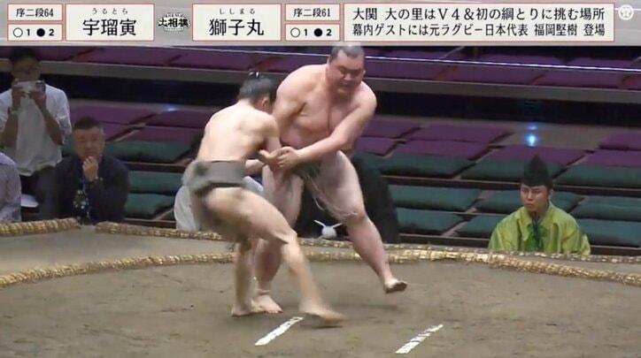 【写真・画像】体重60キロ力士が"土俵の上で大回転"の衝撃光景「何回転したんだよw」「対戦力士も笑ってるやんw」館内はどよめきと拍手が入り混じる　1枚目