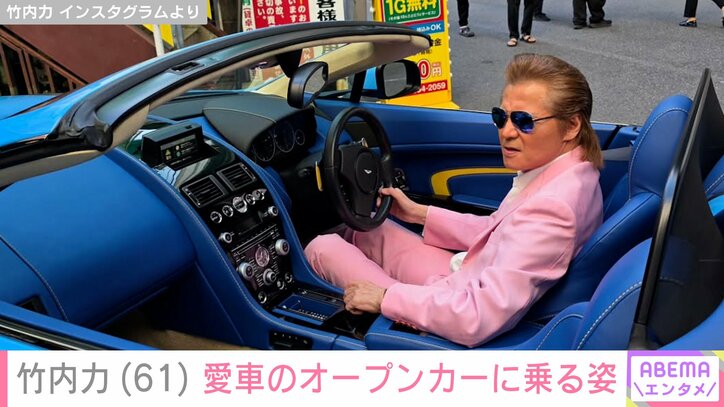 オープンカーに乗る竹内力