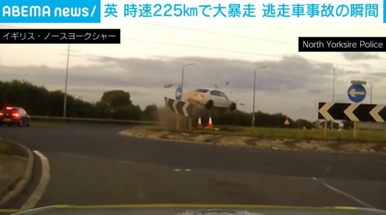 時速225kmの大暴走 BMWが空を飛び地面を転がる衝撃の姿 飲酒運転か イギリス