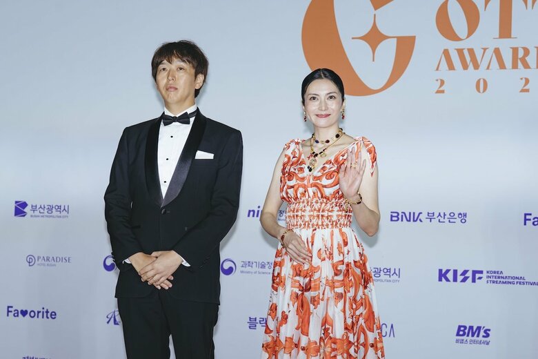 柴咲コウ、主演作『スキャンダルイブ』が国際アワード2部門ノミネート！ 釜山のレッドカーペットに鮮やかマヨリカ柄ドレスで圧倒的存在感