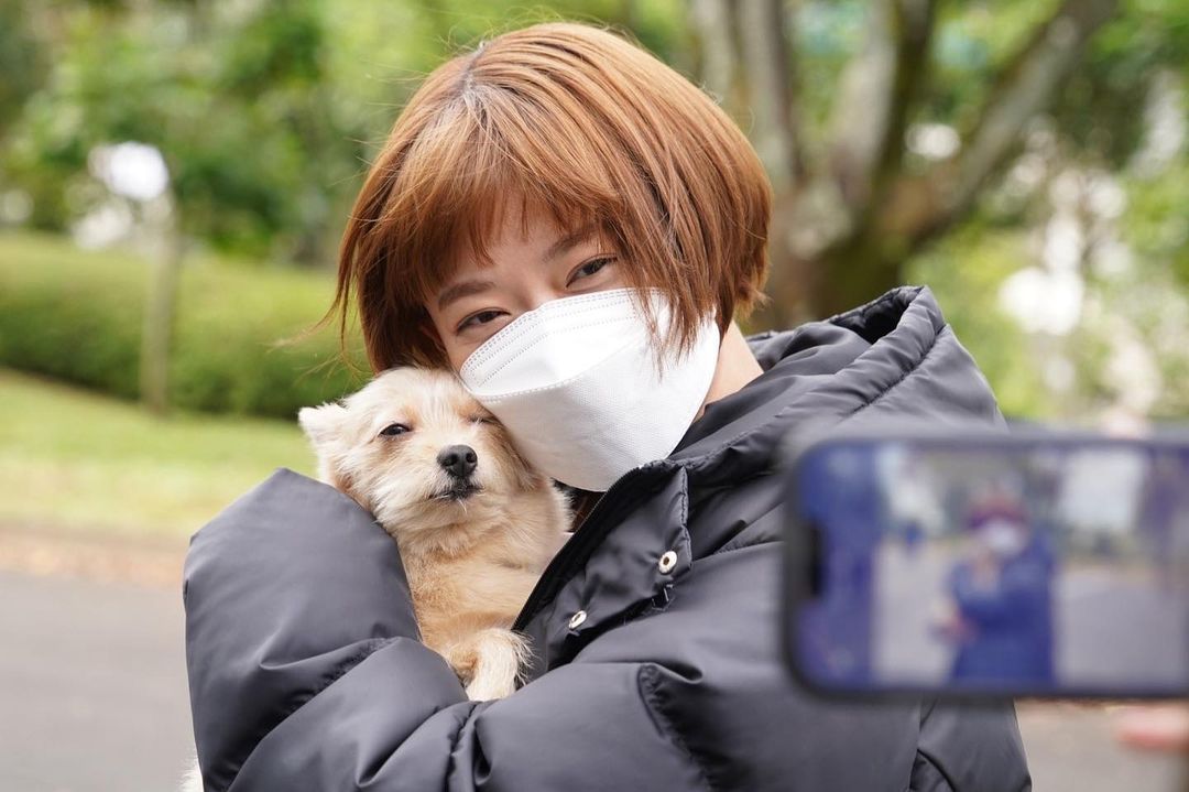 恋です 杉咲花が笑顔で 犬を抱く 微笑ましい2ショットに癒されるファン続出 目の保養でしかない 幸せな気持ちになる 話題 Abema Times