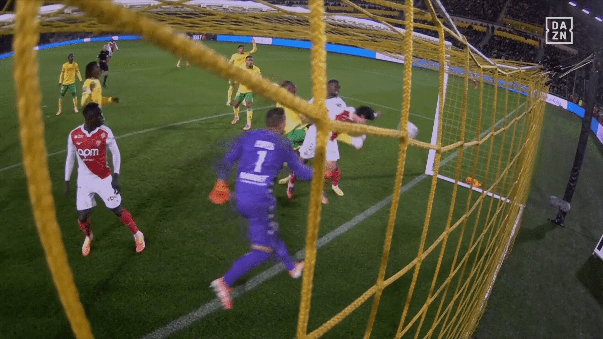 南野は上手く頭でボールを押し込んだが…