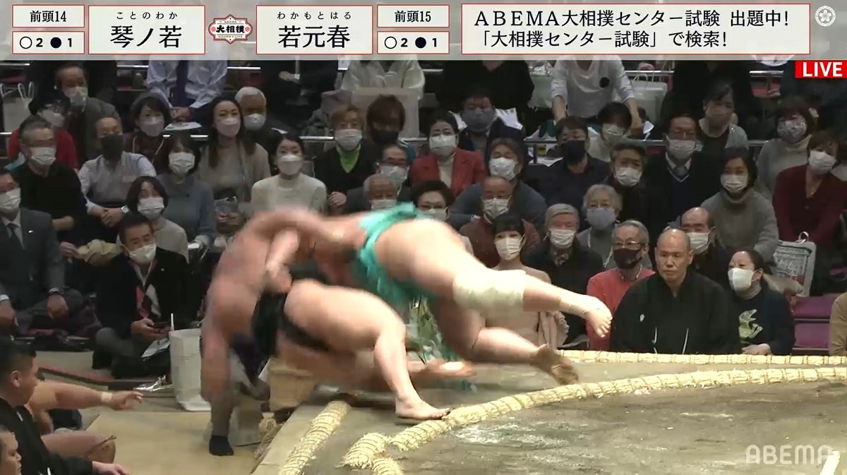 粘って残って最後の「ゴンッ！」大型力士が土俵の端に激突 衝撃音の