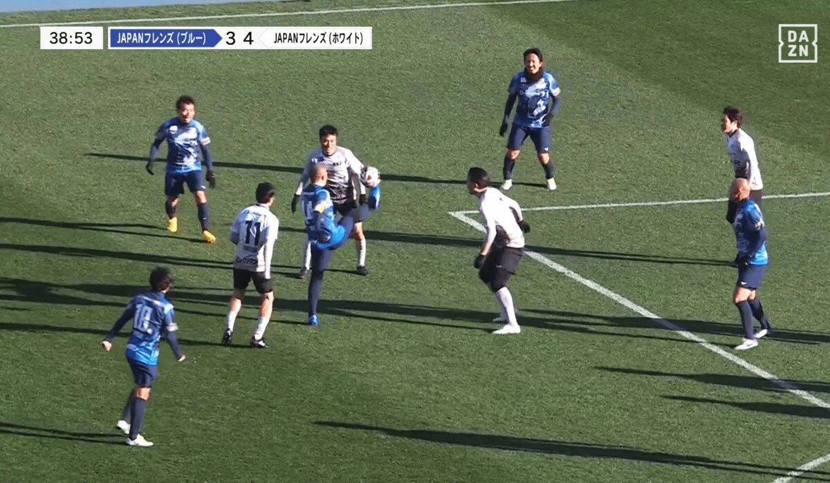 別格だ…小野伸二が“天才すぎるリフティング”で３人翻弄！「本当に上手い」「凄すぎて楽しい」絶妙ボールタッチにスタジアム騒然 | Jリーグニュース |  ABEMA TIMES | アベマタイムズ