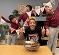2700ツネの妻、夫の39歳の誕生日を家族で祝福「喜んでくれてよかった」