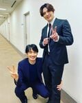 「尊い神様」「最高の写真」新田真剣佑、竹野内豊との“20年前と同じポーズ”での2ショットを公開し反響