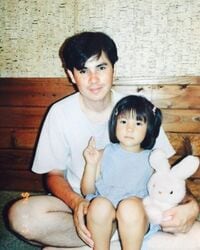 仲里依紗、幼少期の父娘写真を公開「ソックリですね」「仲良し親子ステキです」の声